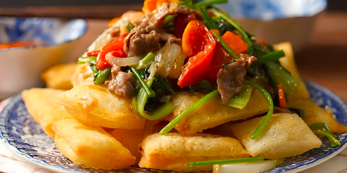 Phở bò xào chiên phồng